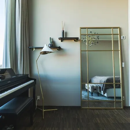 Luxury Harbourfront Penthouse With Private Rooftop Apartment