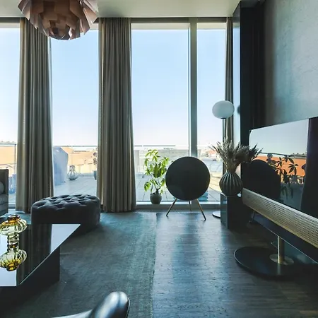 Luxury Harbourfront Penthouse With Private Rooftop Apartment