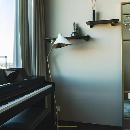 Luxury Harbourfront Penthouse With Private Rooftop Apartment