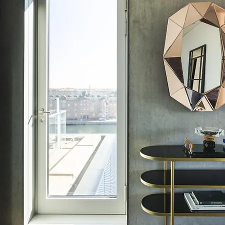 Luxury Harbourfront Penthouse With Private Rooftop Apartment