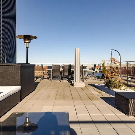 Luxury Harbourfront Penthouse With Private Rooftop Apartment