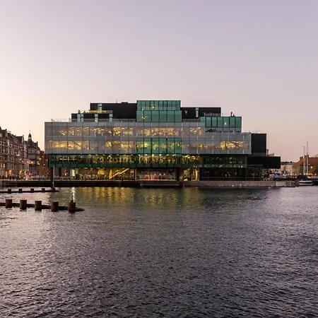 Luxury Harbourfront Penthouse With Private Rooftop Apartment *