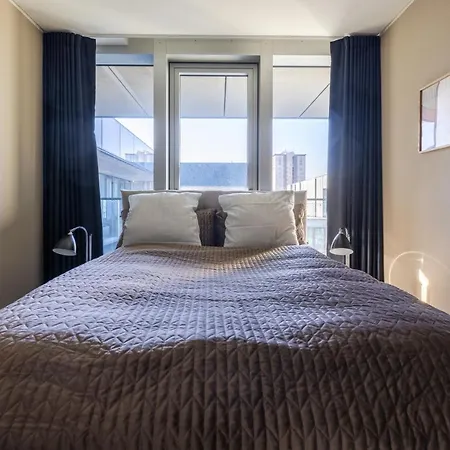 Luxury Harbourfront Penthouse With Private Rooftop Apartment