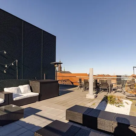 Luxury Harbourfront Penthouse With Private Rooftop *
