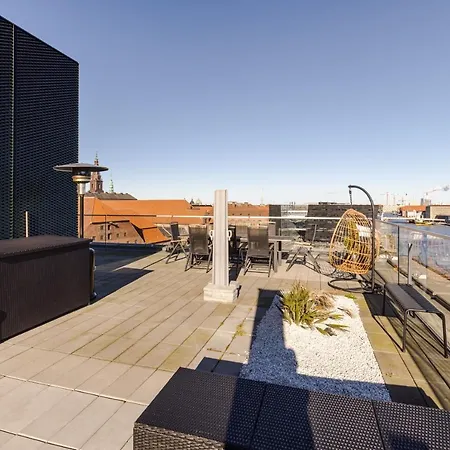 Luxury Harbourfront Penthouse With Private Rooftop Apartment