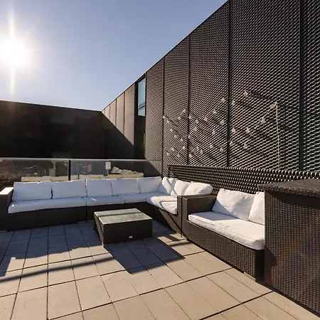 Luxury Harbourfront Penthouse With Private Rooftop Apartment *